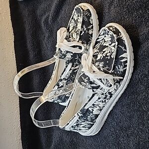 New Gypsy Jazz Black/White Floral Slip Ons Size 6.5
